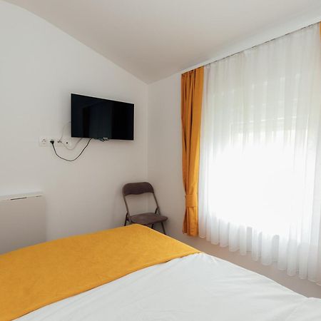 Restoran I Sobe Savic Bed & Breakfast Krnjak Eksteriør bilde