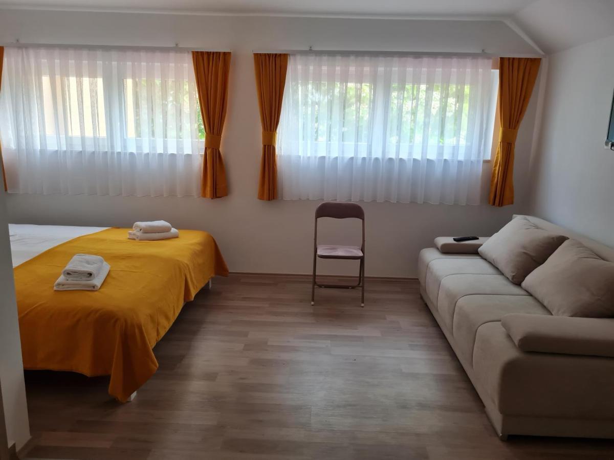 Restoran I Sobe Savic Bed & Breakfast Krnjak Eksteriør bilde