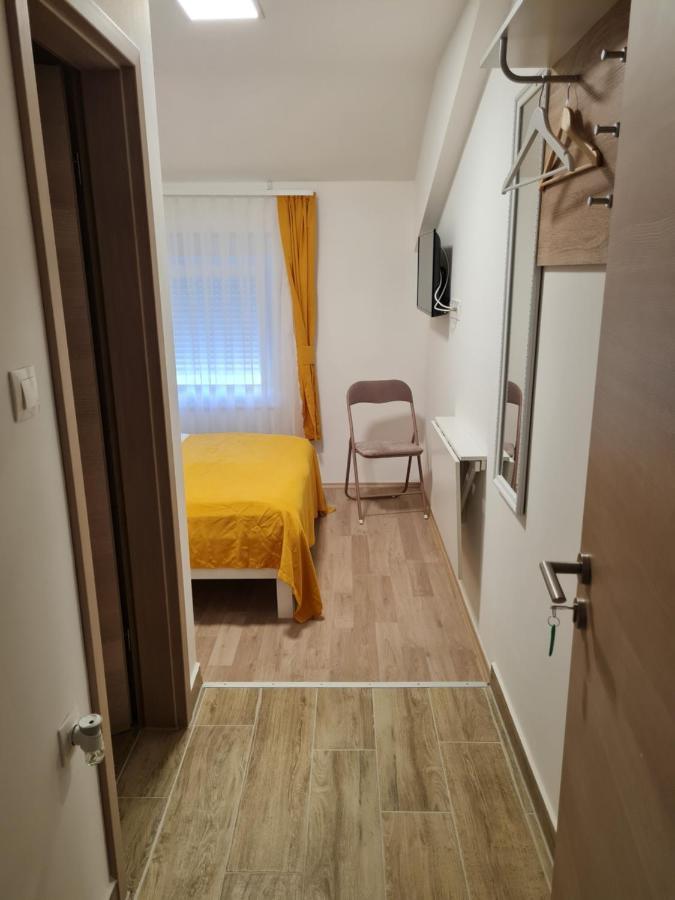 Restoran I Sobe Savic Bed & Breakfast Krnjak Eksteriør bilde