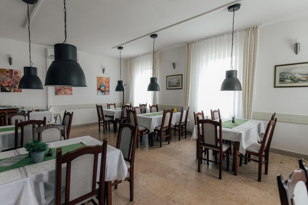 Restoran I Sobe Savic Bed & Breakfast Krnjak Eksteriør bilde