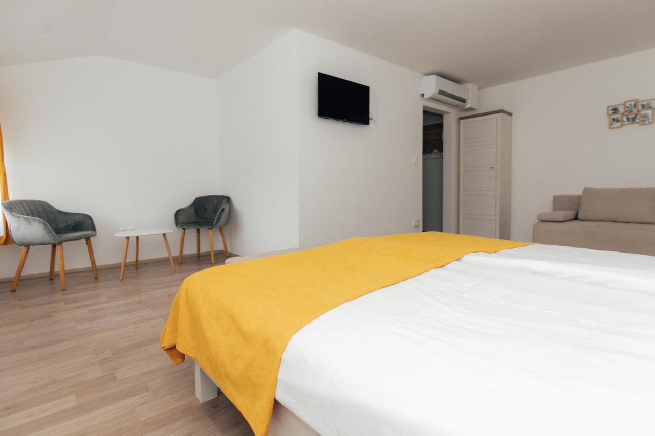 Restoran I Sobe Savic Bed & Breakfast Krnjak Eksteriør bilde