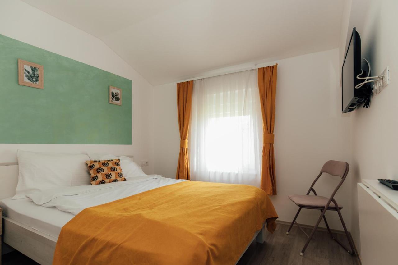 Restoran I Sobe Savic Bed & Breakfast Krnjak Eksteriør bilde
